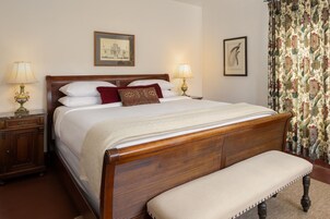 Habitación Premium, 1 cama de matrimonio grande | Edredones de plumas, colchones con acolchado adicional, caja fuerte