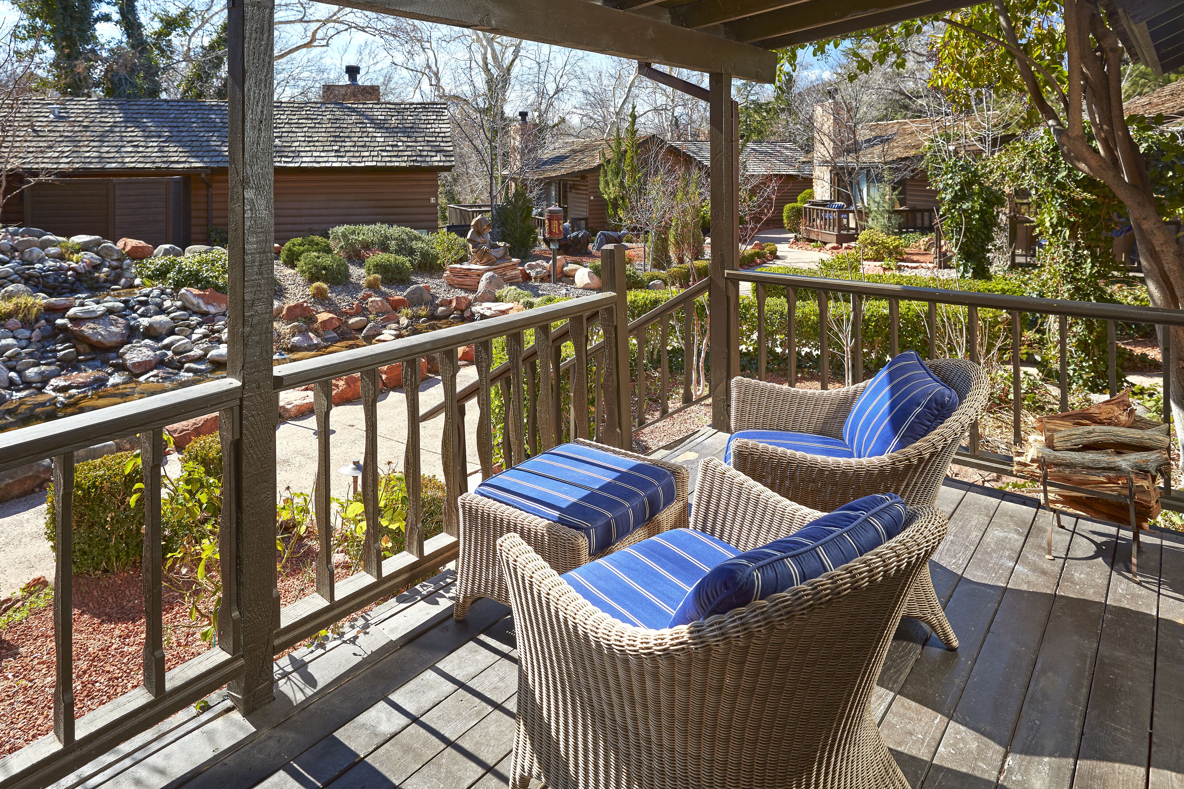 M ökki (Garden Cottage) | Ylelliset vuodevaatteet, minibaari, tallelokero huoneessa