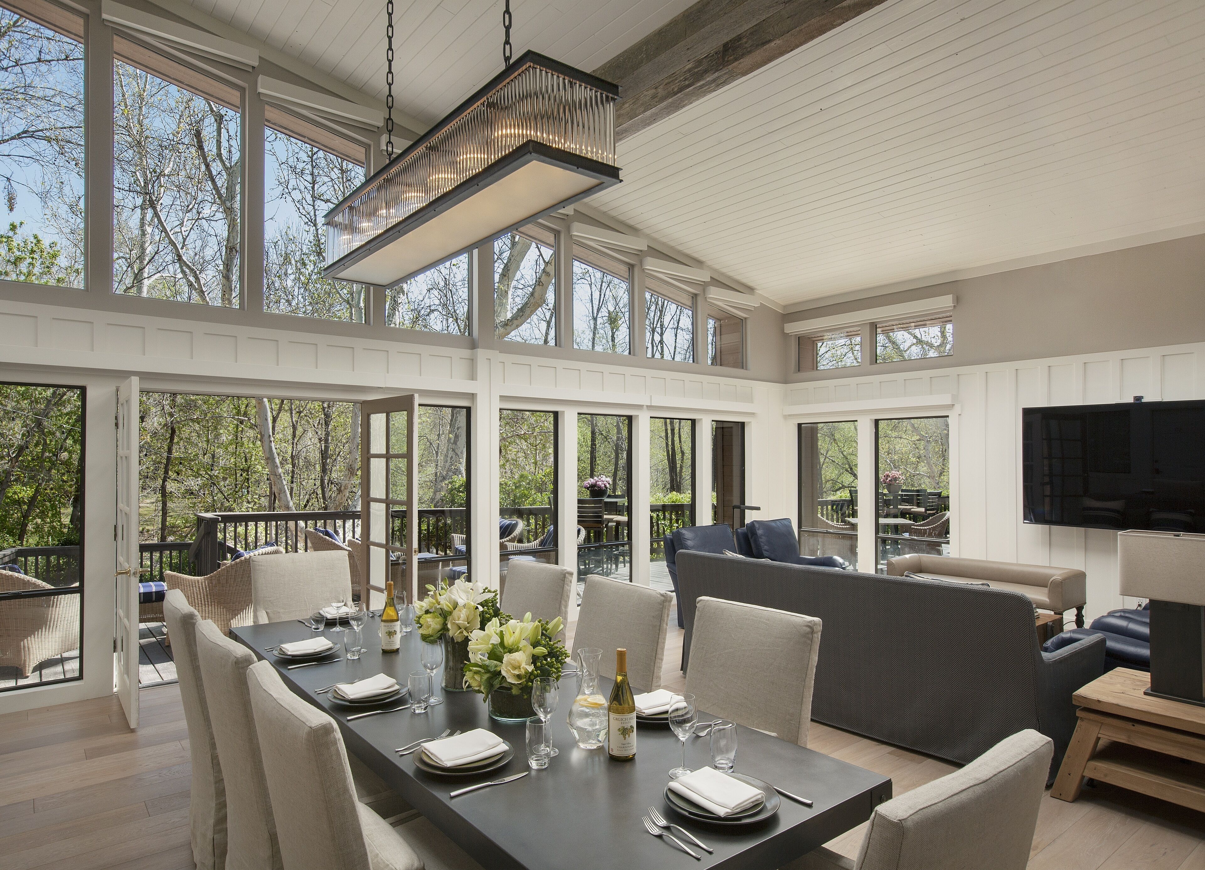 ラグジュアリー スイート 5 ベッドルーム (Creekhouse) | リビングルーム | 55 インチの液晶テレビ (ケーブル放送視聴可)、テレビ、iPod ドック