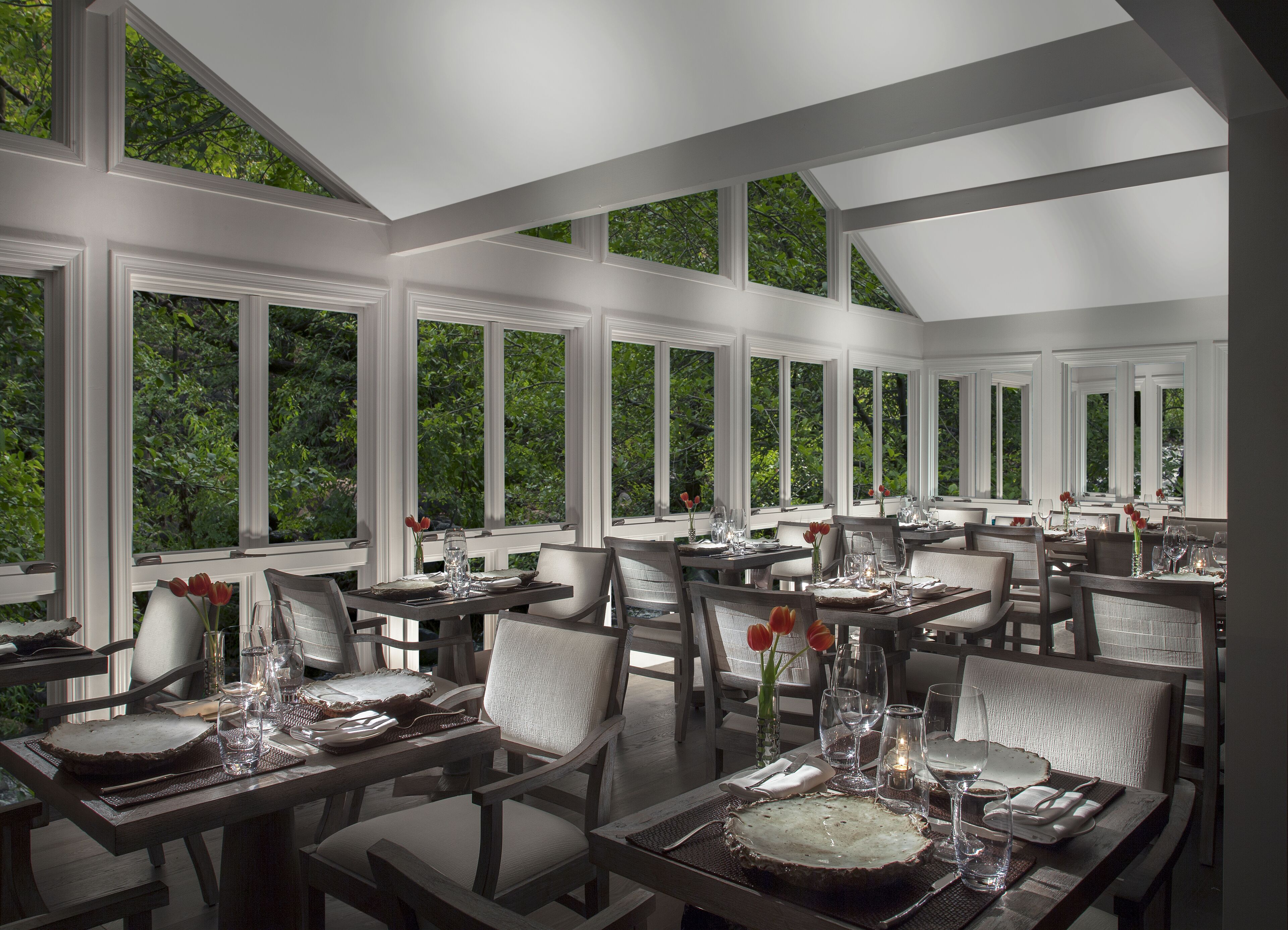 2 restaurants servant le petit déjeuner, le déjeuner et le dîner
