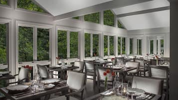 2 restaurants servant le petit déjeuner, le déjeuner et le dîner