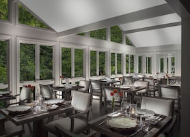 2 restaurants; breakfast, lunch, and dinner served