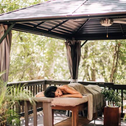 Área de tratamiento exterior, tratamientos corporales y aromaterapia