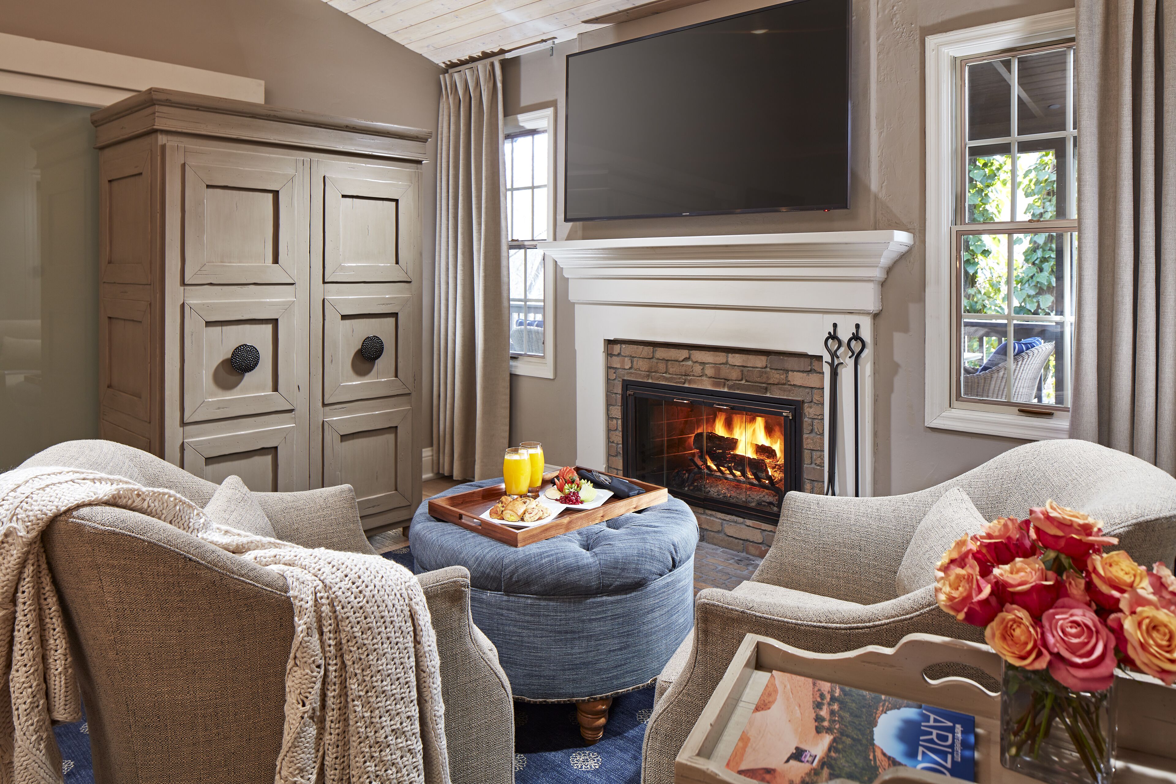 cottage (creekside suite) | living area | 55-inch lcd tv with cable channels, tv, ipod dock