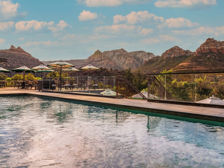 Piscina externa, espreguiçadeiras