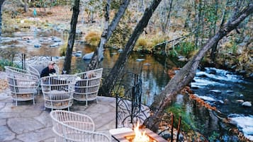 2 restaurants, breakfast, lunch, dinner served; American cuisine