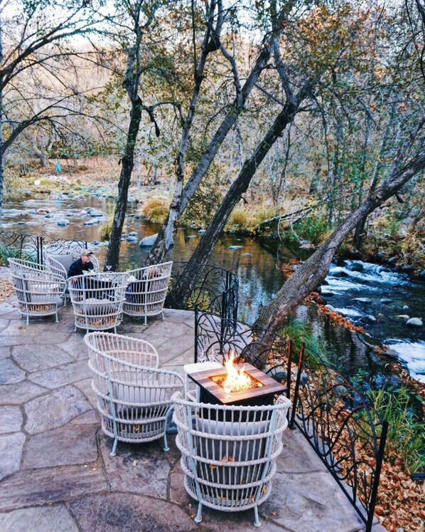 2 restaurants, breakfast, lunch, dinner served; American cuisine - L'Auberge de Sedona (Sedona)