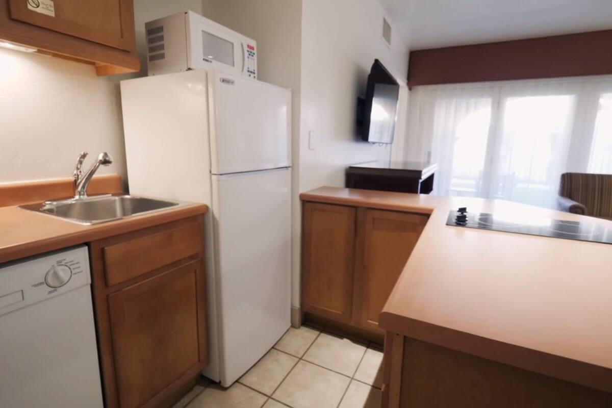 standard suite, 2 bedrooms | private kitchen | fridge, microwave, coffee/tea maker, cookware/dishes/utensils