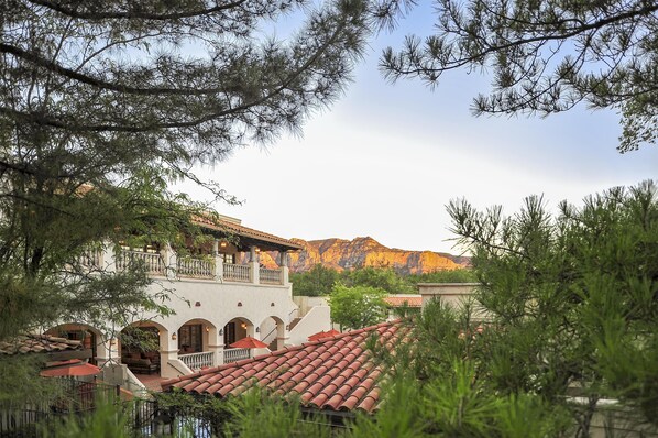 A hotel with a courtyard, arched walkways, and a mountain backdrop. - Hilton Vacation Club Los Abrigados Resort & Spa Sedona (Sedona)