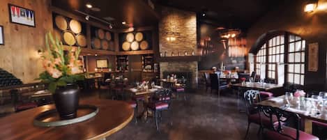 2 restaurantes; se sirven comidas