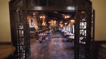 2 restaurants, lunch served