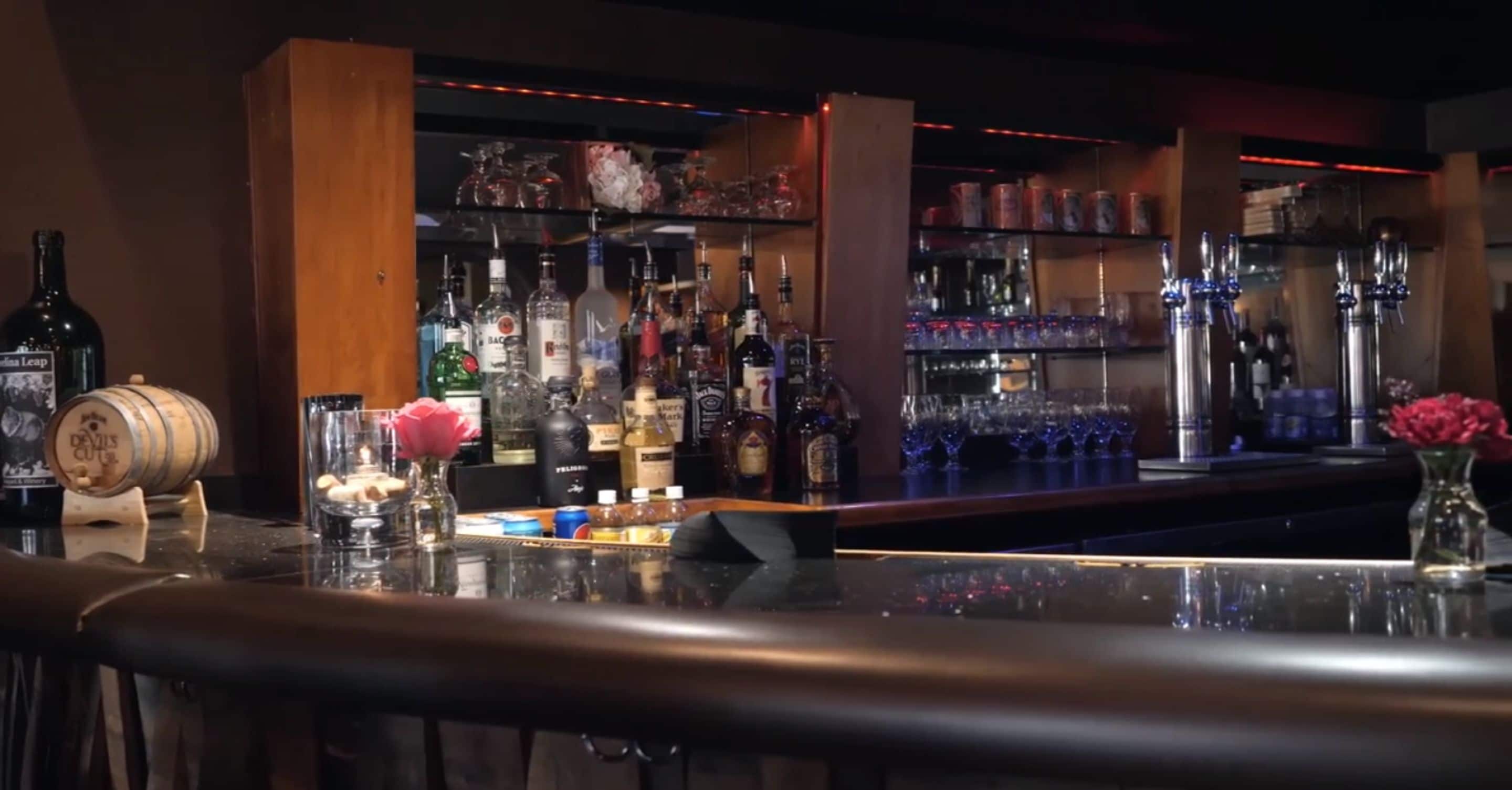 2 restaurants, lunch served