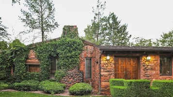 1 bedroom, in-room safe, desk, iron/ironing board