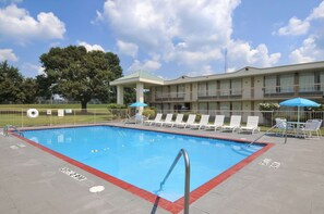 Piscine extérieure en saison, accès possible de 8 h à 22 h, parasols