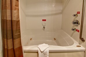 Jetted bathtub