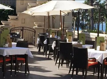 Outdoor dining at Balboa Inn, On the Beach
