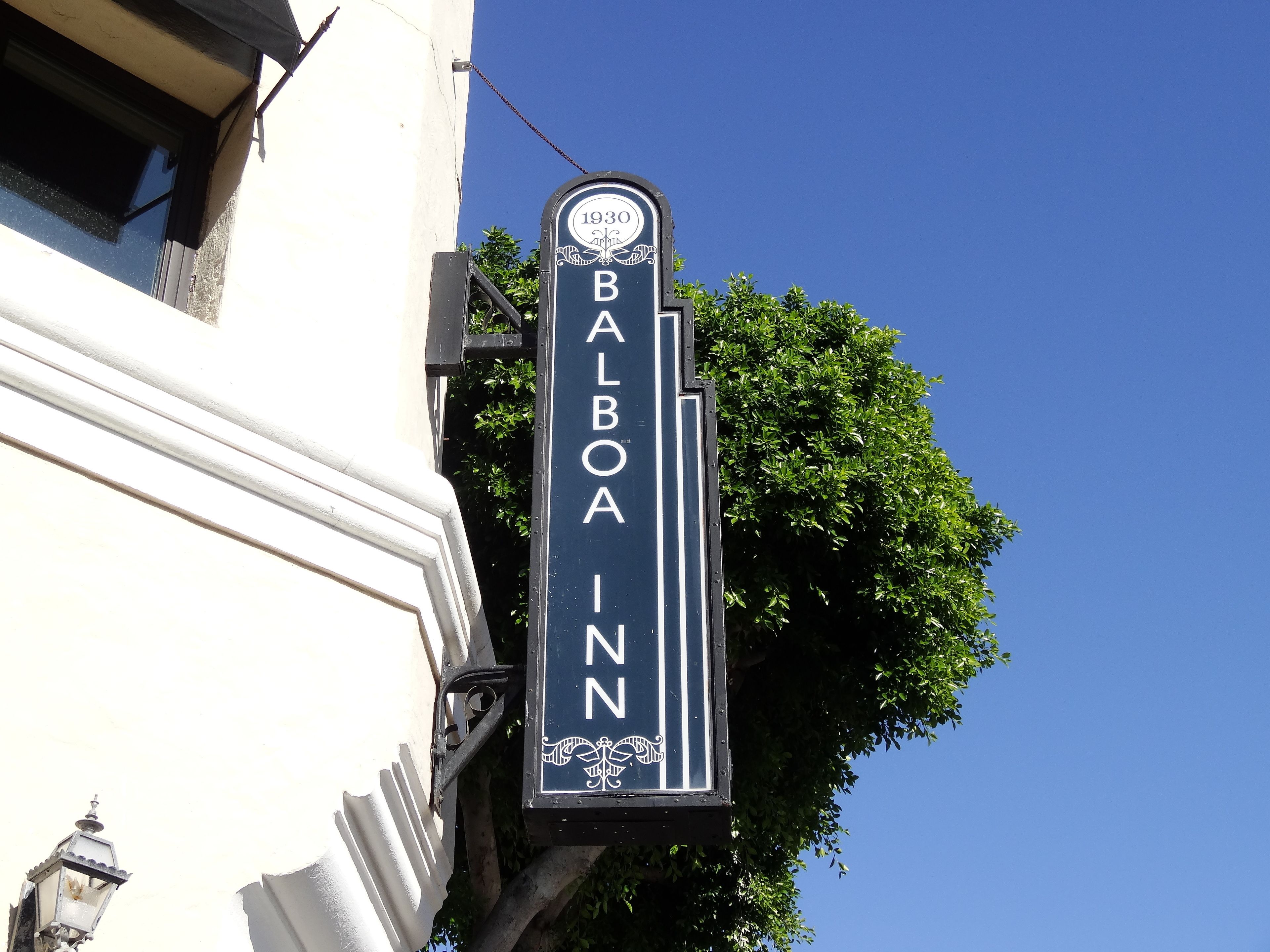 Placa do Balboa Inn com o ano de 1930.