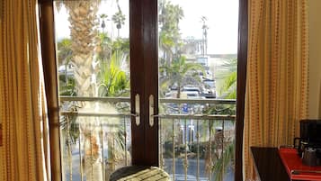 Suite, vista al océano | Edredón, caja de seguridad en la habitación y insonorización