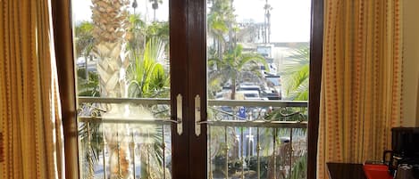 Suite, vista al océano | Edredón, caja de seguridad en la habitación y insonorización