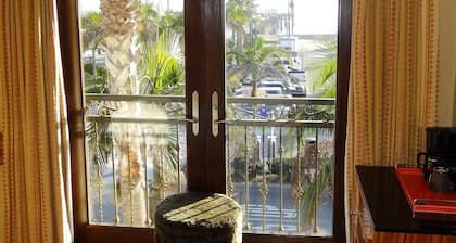 Balboa Inn, On the Beach