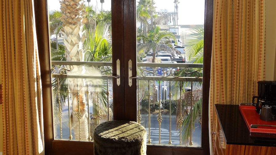 Balboa Inn, On the Beach