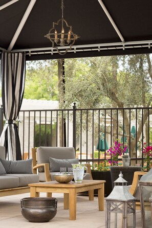 Outdoor pool, free cabanas, pool umbrellas