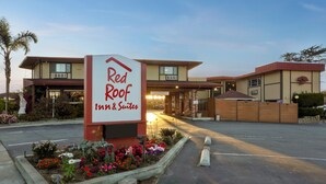 A Red Roof Inn & Suites with a clear entrance, a landscaped garden, and a parking area. - Red Roof Inn & Suites Monterey (Monterey)