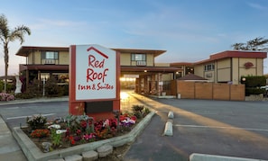 A Red Roof Inn & Suites with a clear entrance, a landscaped garden, and a parking area. - Red Roof Inn & Suites Monterey (Monterey)