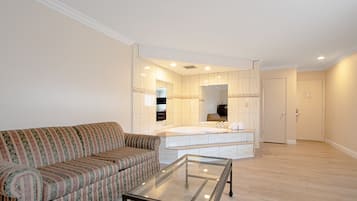 Suite, non-fumeurs, baignoire Ă jets (2 King Beds) | 1 chambre, bureau, rideaux occultants, fer et planche Ă repasser