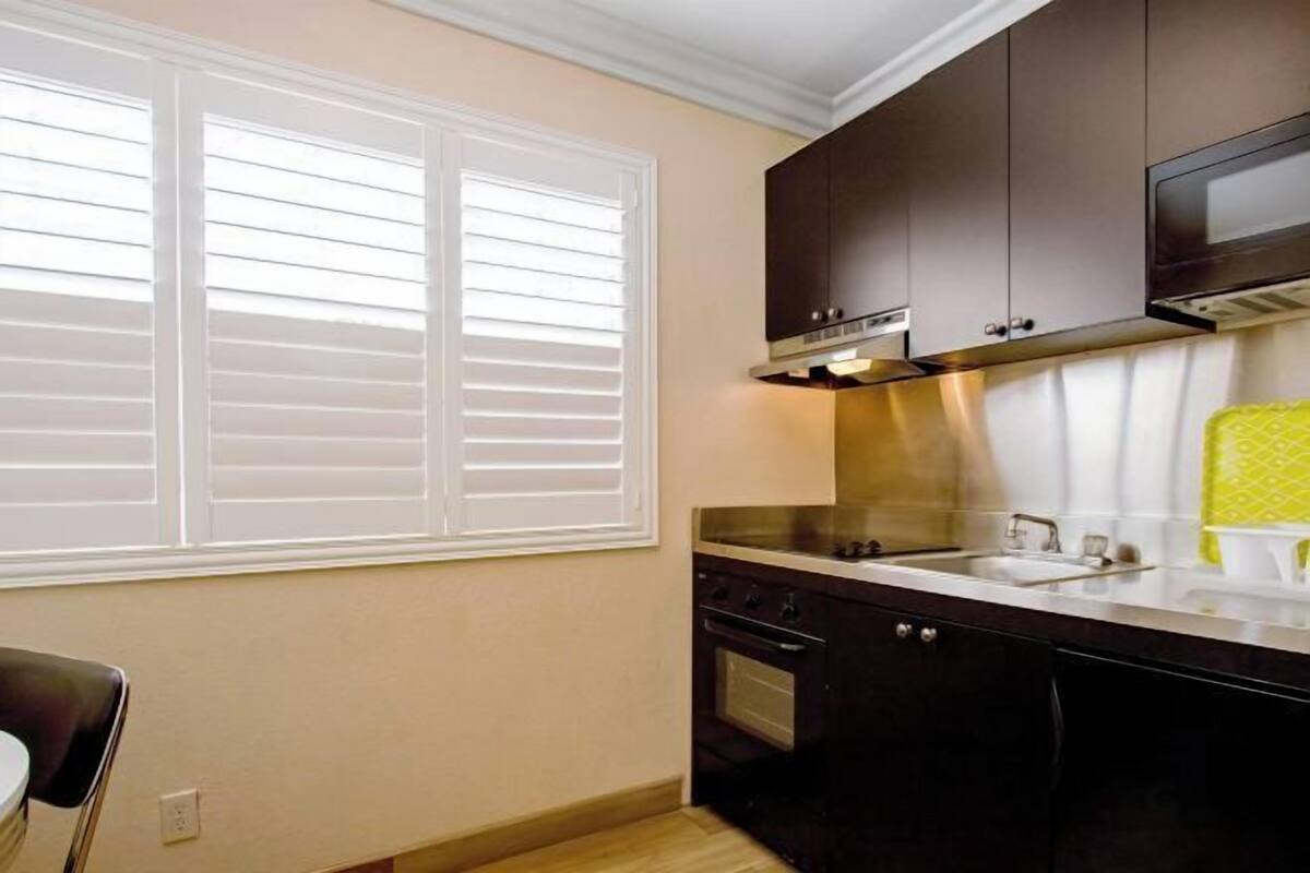 Private kitchen | Fridge, microwave, coffee/tea maker