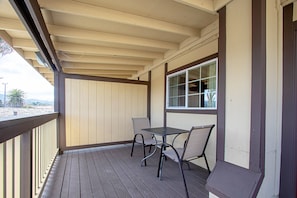 Escritorio, cortinas blackout y tabla de planchar con plancha 