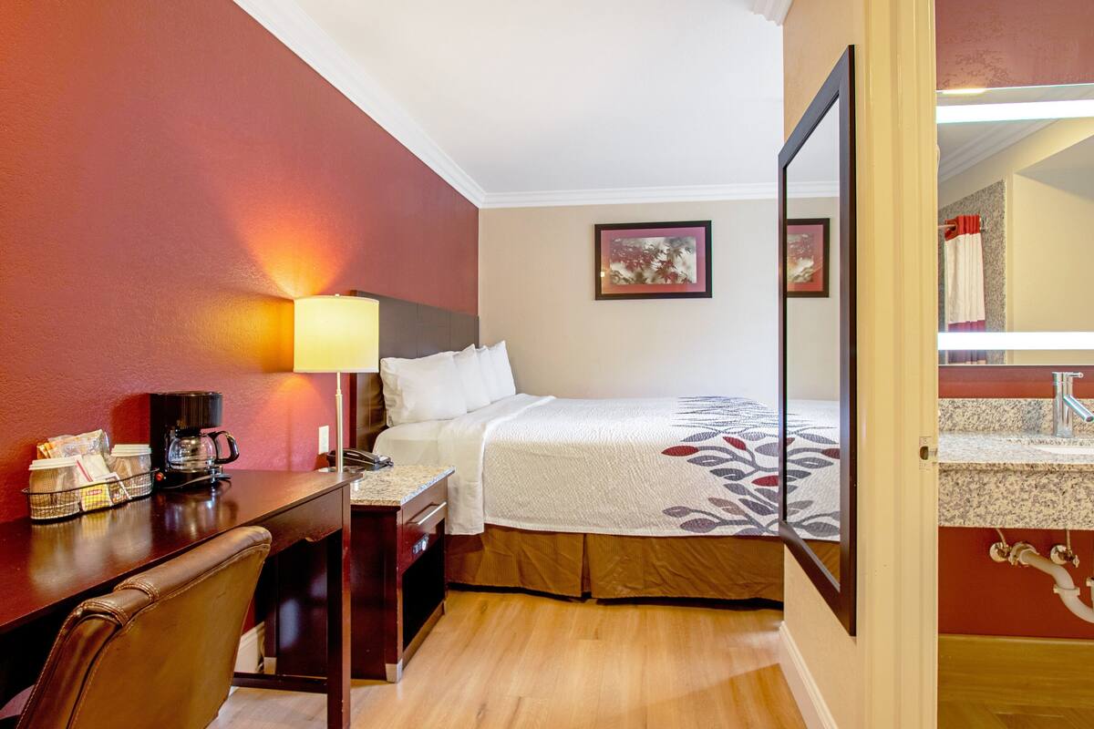 华丽客房, 1 张大床, 无烟房 | 办公桌、遮光窗帘、熨斗/熨衣板、免费婴儿床