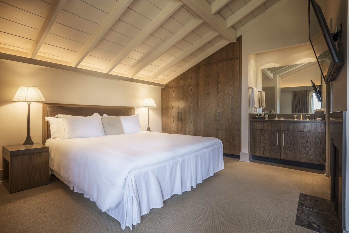 Frette Italian sheets, premium bedding, pillowtop beds, in-room safe