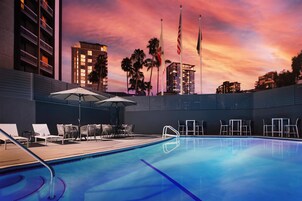 室外游泳池，池畔遮阳伞，日光浴躺椅