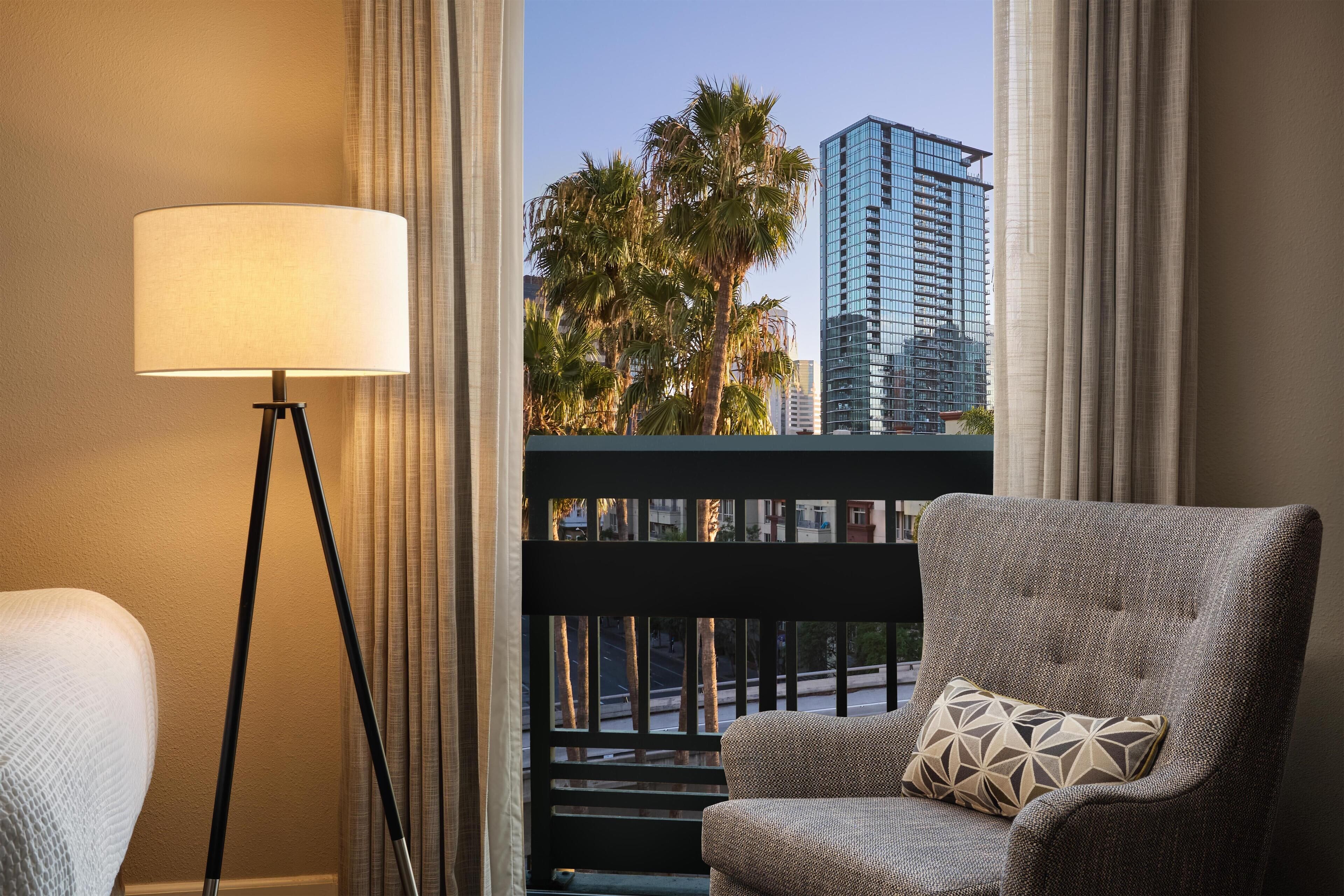 Hochwertige Bettwaren, Pillowtop-Betten, Zimmersafe, Schreibtisch