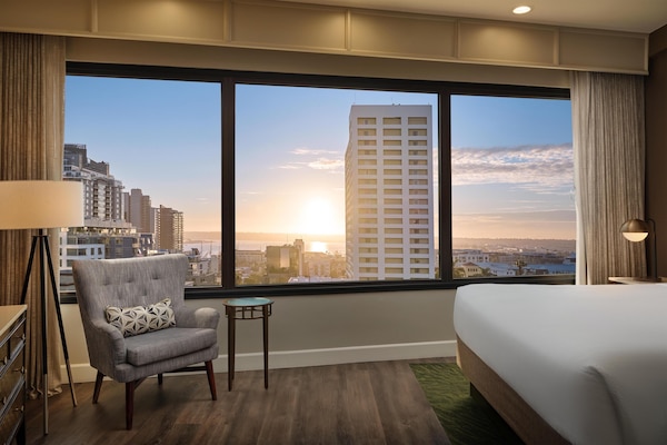 Standard Room, 1 King Bed, Non Smoking, Bay View | Premium bedding, pillowtop beds, in-room safe, desk