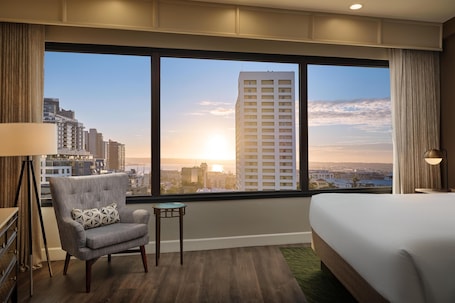 Standard Room, 1 King Bed, Non Smoking, Bay View | Premium bedding, pillowtop beds, in-room safe, desk