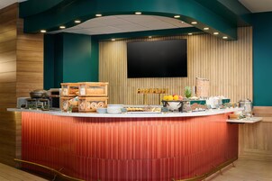 Se ofrece un desayuno continental (25 USD por persona)