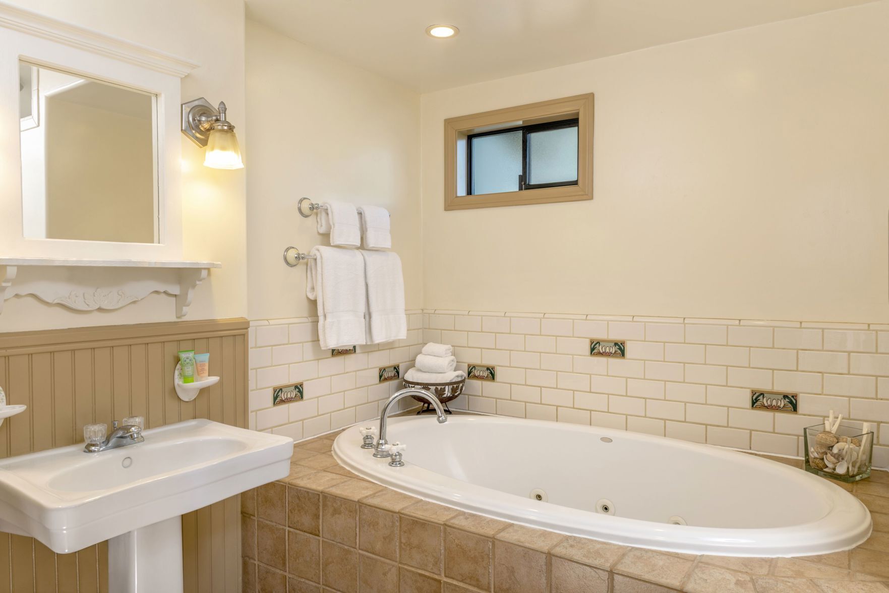 Banheiro | Chuveiro, produtos de toalete grátis, secador de cabelo 