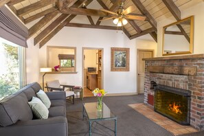 Suite, 1 Queen Bed (DELUXE GARDEN COTTAGE) | Living room