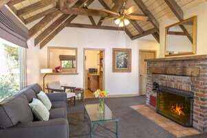 套房, 1 张大床 (DELUXE GARDEN COTTAGE) | 客厅 | 电视