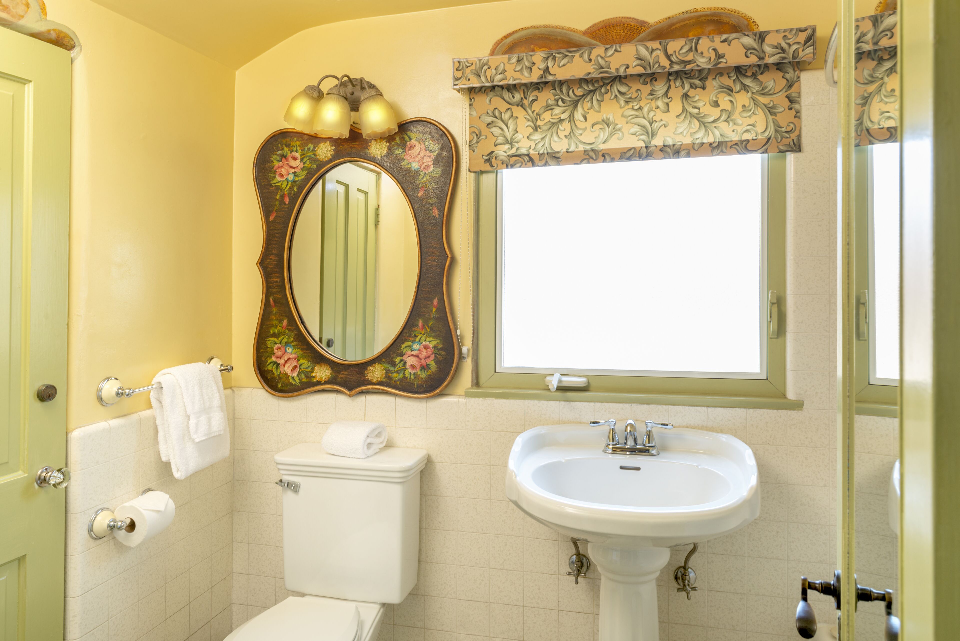 Ein Badezimmer mit Toilette, Waschbecken und Spiegel.