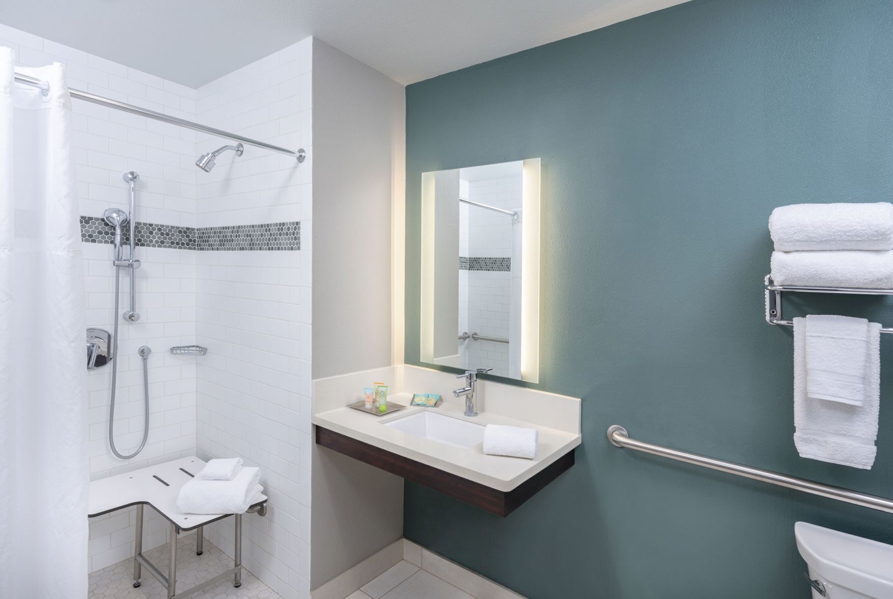 Banheiro | Chuveiro, produtos de toalete grátis, secador de cabelo 