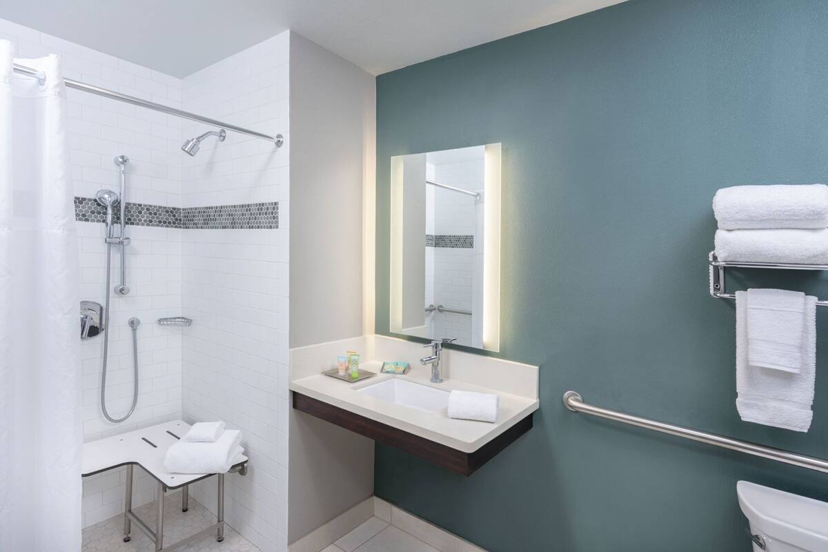 Baño | Regadera, amenidades de baño gratuitas, secadora de cabello, toallas