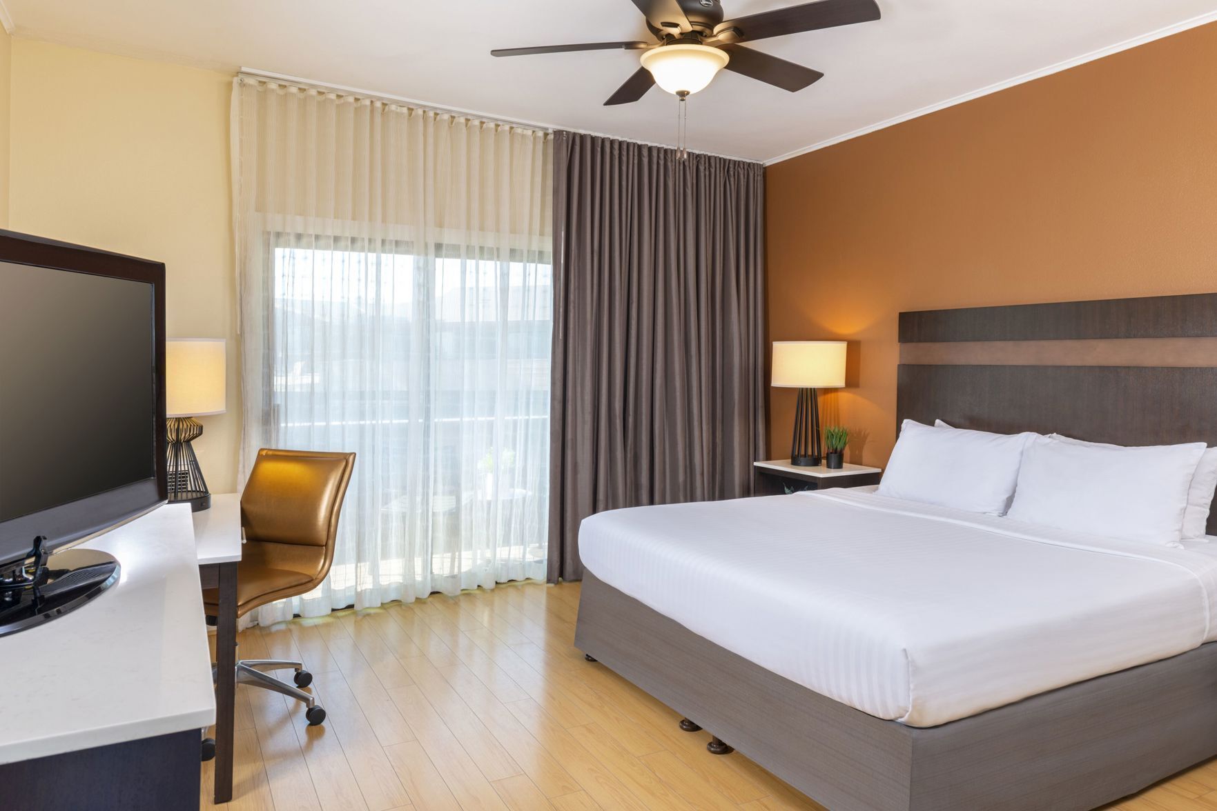 Edredons de pluma, camas Tempur-Pedic, cofres nos quartos, escrivaninha