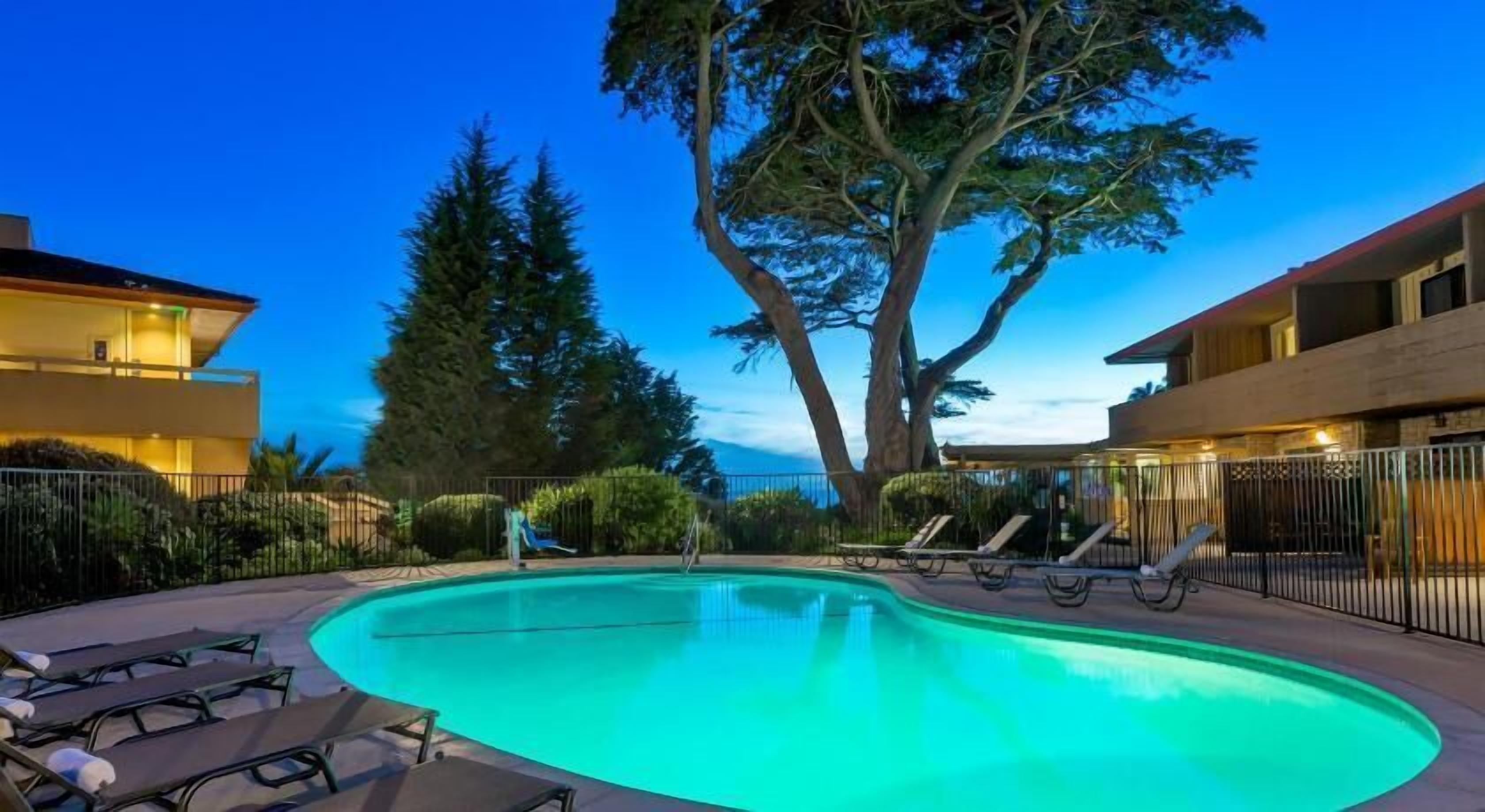 Piscina | Piscina externa, funciona das 7h às 21h, espreguiçadeiras