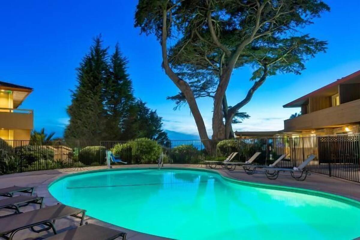 Alberca | Alberca al aire libre, acceso de 07:00 a 21:00, y camastros