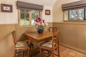 Suite, 1 grand lit (DELUXE GARDEN COTTAGE) | Restauration dans la chambre