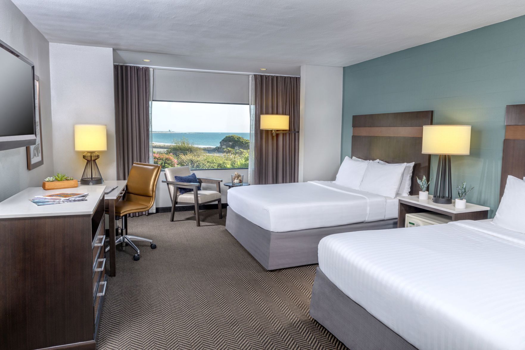 Edredons de pluma, camas Tempur-Pedic, cofres nos quartos, escrivaninha