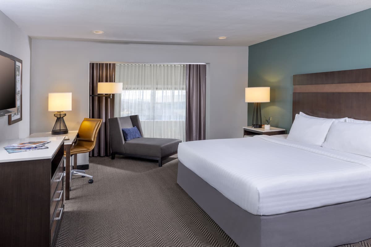 Down duvets, Tempur-Pedic beds, in-room safe, desk